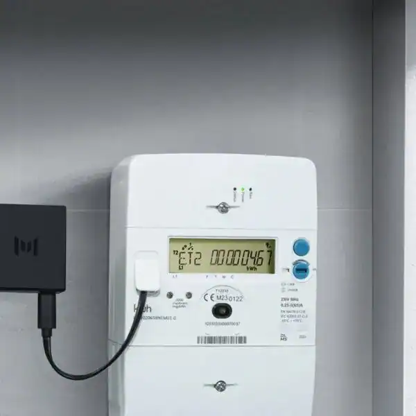 Energie meter met slimme energiemeter op gevel.