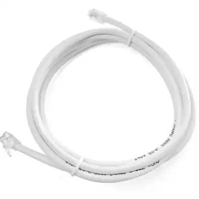 Gelijkmatige witte netwerkkabel met RJ45-connector voor internetverbinding.