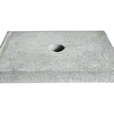 Concrete fountain basin zonder afwerking voor tuin of terras.