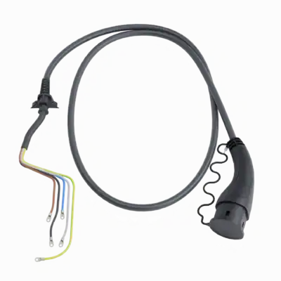 Oplaadkabel voor elektrische apparaten met stekker en meerdere kleurige aansluitingen.