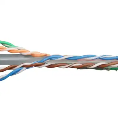 Gedetailleerde wandcontactdoos kabel met gekleurde draden en afgeschermde rand.